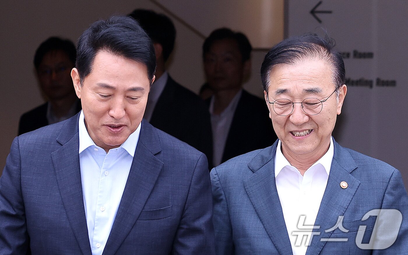 본문 이미지 - 김윤덕 국토교통부 장관과 오세훈 서울시장이 20일 서울 중구 정동에서 서울 주택 공급 방안을 논의하기 위한 회동을 마친 뒤 이동하고 있다. 이번 회동은 정부의 추가 주택 공급대책 발표를 앞두고 용산공원과 용산국제업무지구, 개발제한구역(그린벨트) 등 서울 핵심 주택 공급부지를 둘러싼 정부와 서울시 간 견해차를 좁히기 위해 마련됐다. 2026.8.20 ⓒ 뉴스1 박지혜 기자