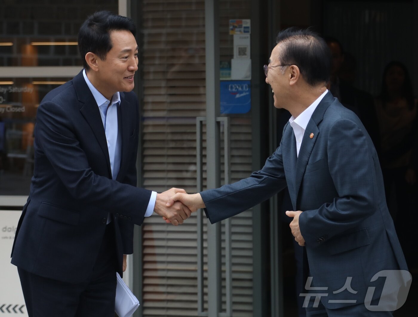 본문 이미지 - 김윤덕 국토교통부 장관과 오세훈 서울시장이 20일 서울 중구 정동에서 서울 주택 공급 대책을 위한 회동을 마친 뒤 인사하고 있다. 2026.8.20 ⓒ 뉴스1 김우진 수습기자