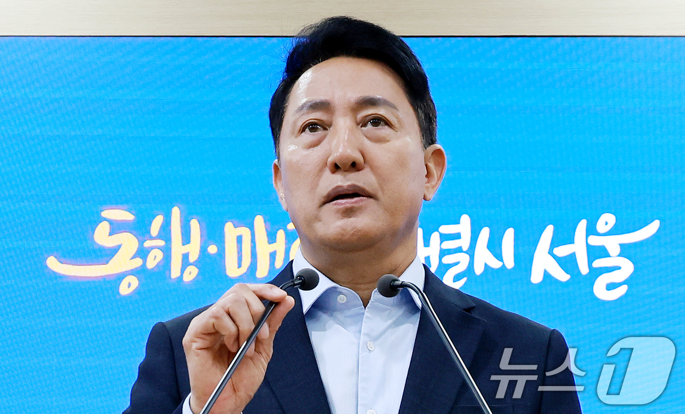 (서울=뉴스1) 이호윤 기자 = 오세훈 서울시장이 20일 중구 서울시청 브리핑룸에서 김윤덕 국토교통부 장관과의 서울 주택 공급 방안 논의 면담 결과를 발표하고 있다. 2026.8. …