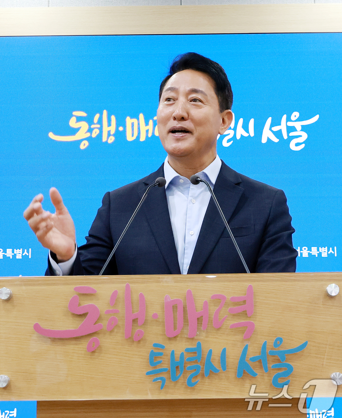 (서울=뉴스1) 이호윤 기자 = 오세훈 서울시장이 20일 중구 서울시청 브리핑룸에서 김윤덕 국토교통부 장관과의 서울 주택 공급 방안 논의 면담 결과를 발표하고 있다. 2026.8. …