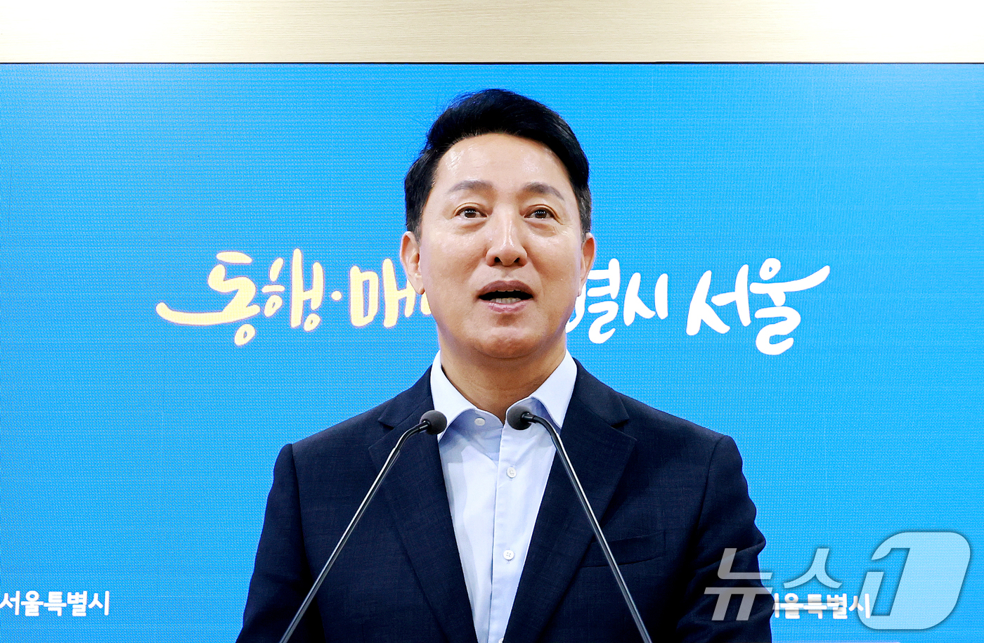 (서울=뉴스1) 이호윤 기자 = 오세훈 서울시장이 20일 중구 서울시청 브리핑룸에서 김윤덕 국토교통부 장관과의 서울 주택 공급 방안 논의 면담 결과를 발표하고 있다. 2026.8. …