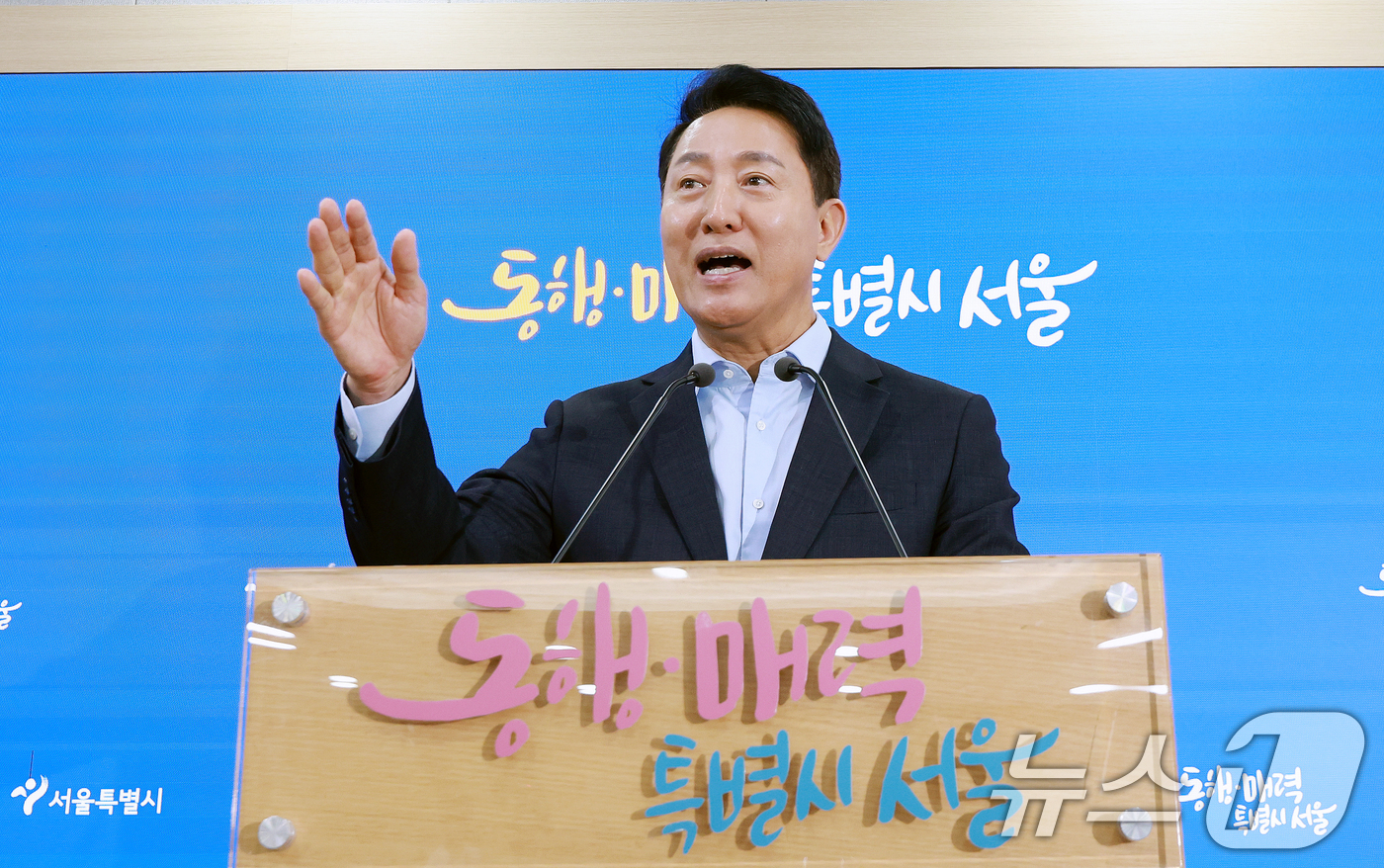 (서울=뉴스1) 이호윤 기자 = 오세훈 서울시장이 20일 중구 서울시청 브리핑룸에서 김윤덕 국토교통부 장관과의 서울 주택 공급 방안 논의 면담 결과를 발표하고 있다. 2026.8. …