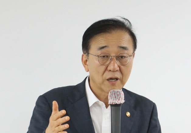 브리핑하는 김윤덕 장관