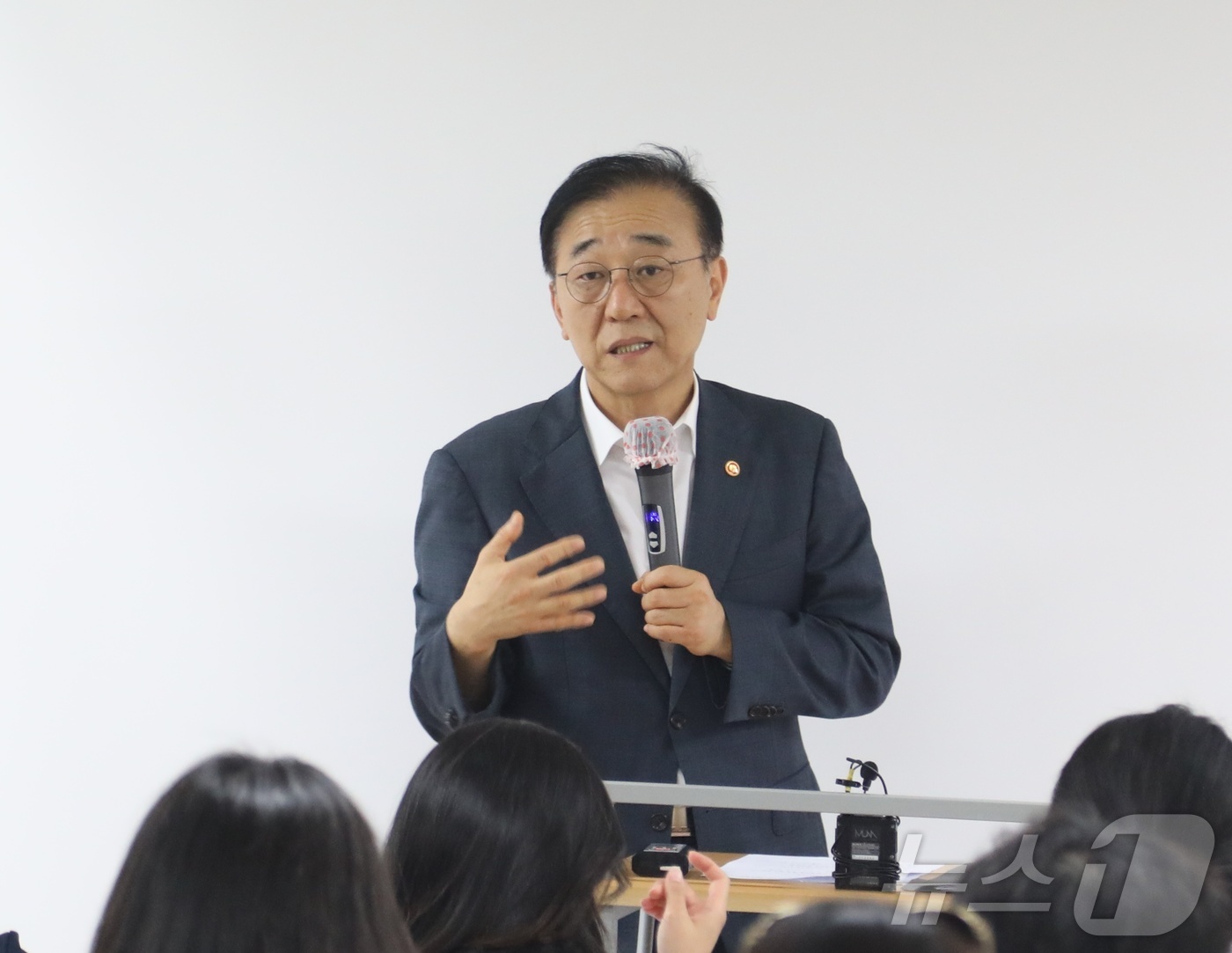 (서울=뉴스1) 김우진 수습기자 = 김윤덕 국토교통부 장관이 20일 서울 중구 정동에서 오세훈 서울시장과 주택 공급 관련 회동을 마친 뒤 브리핑을 하고 있다. 2026.8.20/뉴 …