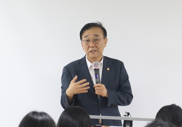 질의에 답변하는 김윤덕 국토부 장관