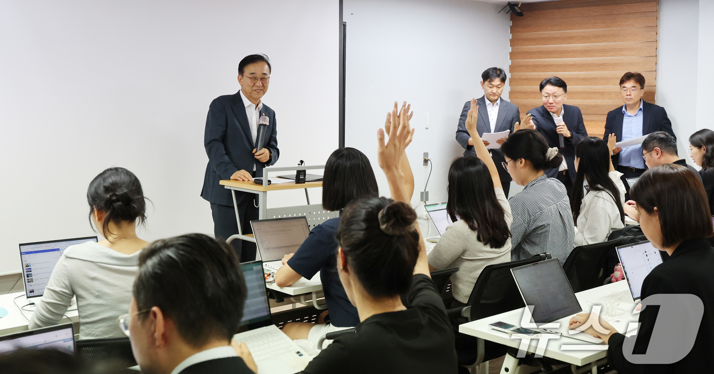 (서울=뉴스1) 박지혜 기자 = 김윤덕 국토교통부 장관이 20일 서울 중구 정동에서 오세훈 서울시장과 주택 공급 관련 회동을 마친 뒤 브리핑을 하고 있다.  2026.8.20/뉴스 …