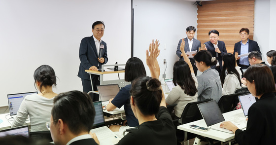 쏟아지는 질문