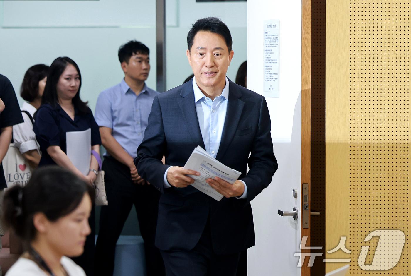(서울=뉴스1) 이호윤 기자 = 오세훈 서울시장이 김윤덕 국토교통부 장관과의 서울 주택 공급 방안 논의 면담 결과를 발표하기 위해 20일 중구 서울시청 브리핑룸으로 들어서고 있다. …