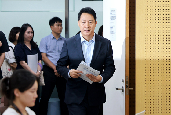 브리핑룸으로 들어서는 오세훈 서울시장