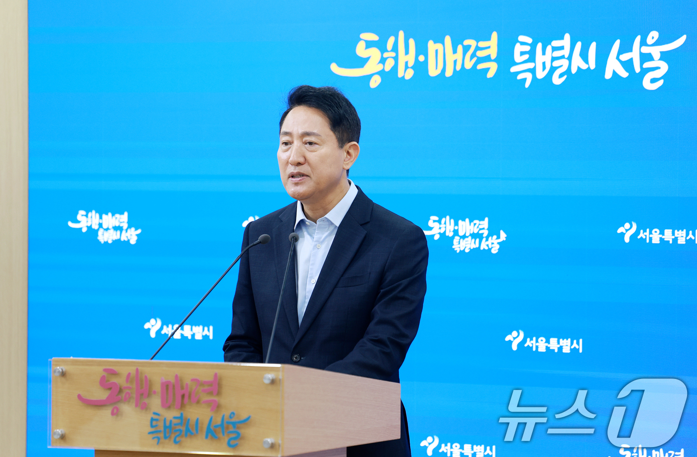 (서울=뉴스1) 이호윤 기자 = 오세훈 서울시장이 20일 중구 서울시청 브리핑룸에서 김윤덕 국토교통부 장관과의 서울 주택 공급 방안 논의 면담 결과를 발표하고 있다. 2026.8. …