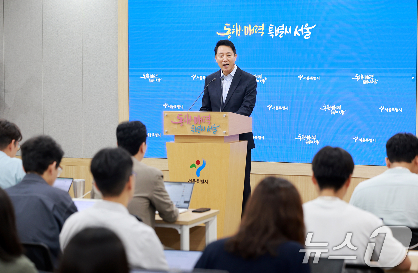 (서울=뉴스1) 이호윤 기자 = 오세훈 서울시장이 20일 중구 서울시청 브리핑룸에서 김윤덕 국토교통부 장관과의 서울 주택 공급 방안 논의 면담 결과를 발표하고 있다. 2026.8. …