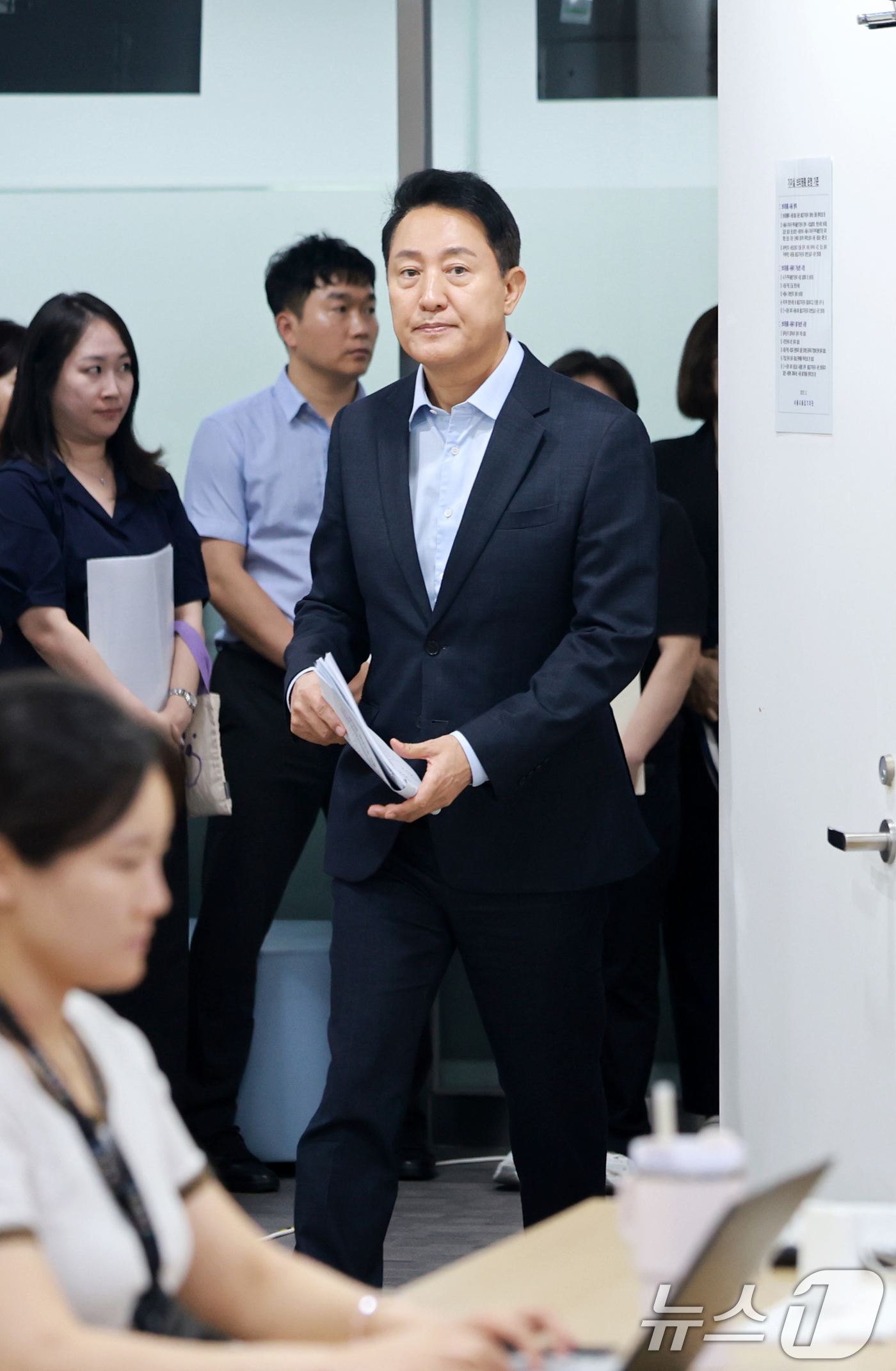 (서울=뉴스1) 이호윤 기자 = 오세훈 서울시장이 김윤덕 국토교통부 장관과의 서울 주택 공급 방안 논의 면담 결과를 발표하기 위해 20일 중구 서울시청 브리핑룸으로 들어서고 있다. …