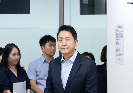 브리핑룸으로 들어서는 오세훈 서울시장