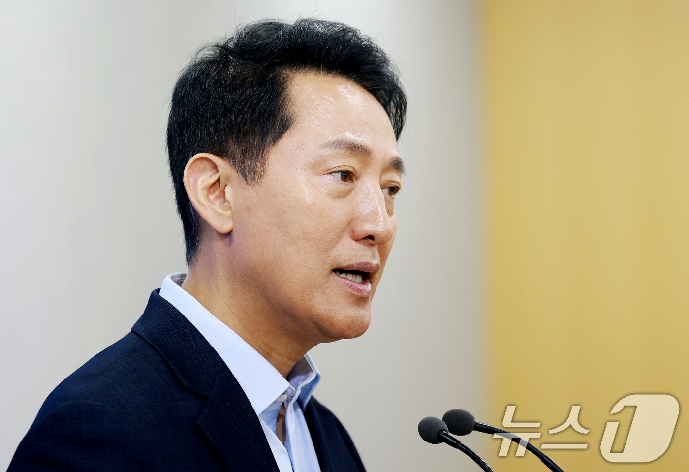 (서울=뉴스1) 이호윤 기자 = 오세훈 서울시장이 20일 중구 서울시청 브리핑룸에서 김윤덕 국토교통부 장관과의 서울 주택 공급 방안 논의 면담 결과를 발표하고 있다. 2026.8. …