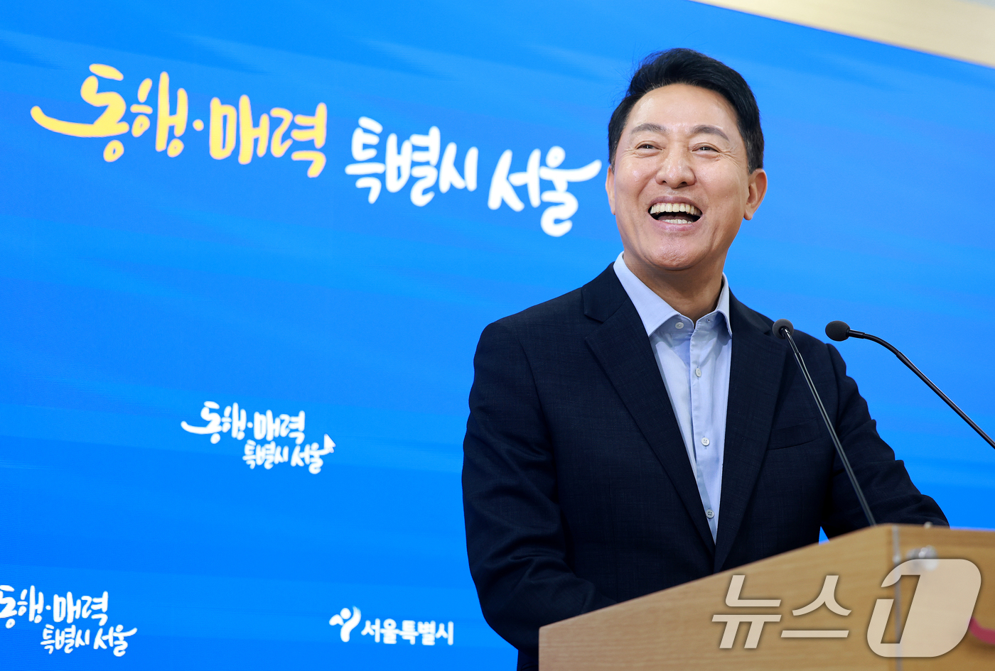 (서울=뉴스1) 이호윤 기자 = 오세훈 서울시장이 20일 중구 서울시청 브리핑룸에서 김윤덕 국토교통부 장관과의 서울 주택 공급 방안 논의 면담 결과를 발표하고 있다. 2026.8. …