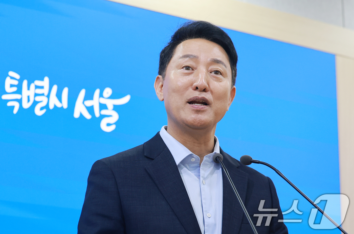 (서울=뉴스1) 이호윤 기자 = 오세훈 서울시장이 20일 중구 서울시청 브리핑룸에서 김윤덕 국토교통부 장관과의 서울 주택 공급 방안 논의 면담 결과를 발표하고 있다. 2026.8. …