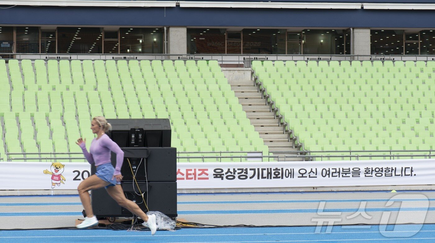본문 이미지 - 20일 오전 대구 수성구 대구스타디움에서 한 외국인 참가자가 2026 대구세계마스터즈육상경기대회를 앞두고 트랙을 달리며 몸을 풀고 있다. 2026.8.20 ⓒ 뉴스1 이성덕 기자