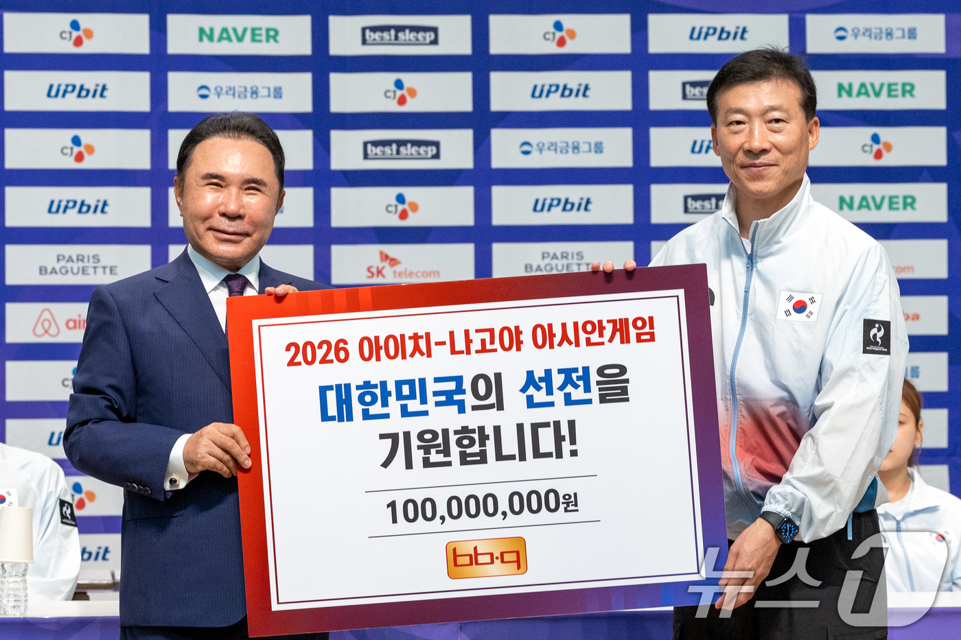 (진천=뉴스1) 안은나 기자 = 윤홍근 제너시스BBQ 회장이 20일 충북 진천선수촌에서 열린 2026 아이치·나고야하계아시아경기대회 D-30 미디어데이 대한민국선수단 기자회견에 참 …