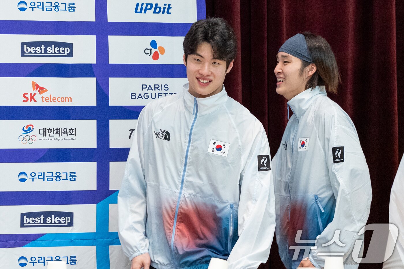 본문 이미지 - 수영 국가대표 황선우, 김우민이 20일 충북 진천선수촌에서 열린 2026 아이치·나고야하계아시아경기대회 D-30 미디어데이 대한민국선수단 기자회견에 입장하고 있다. 2026.8.20 ⓒ 뉴스1 안은나 기자