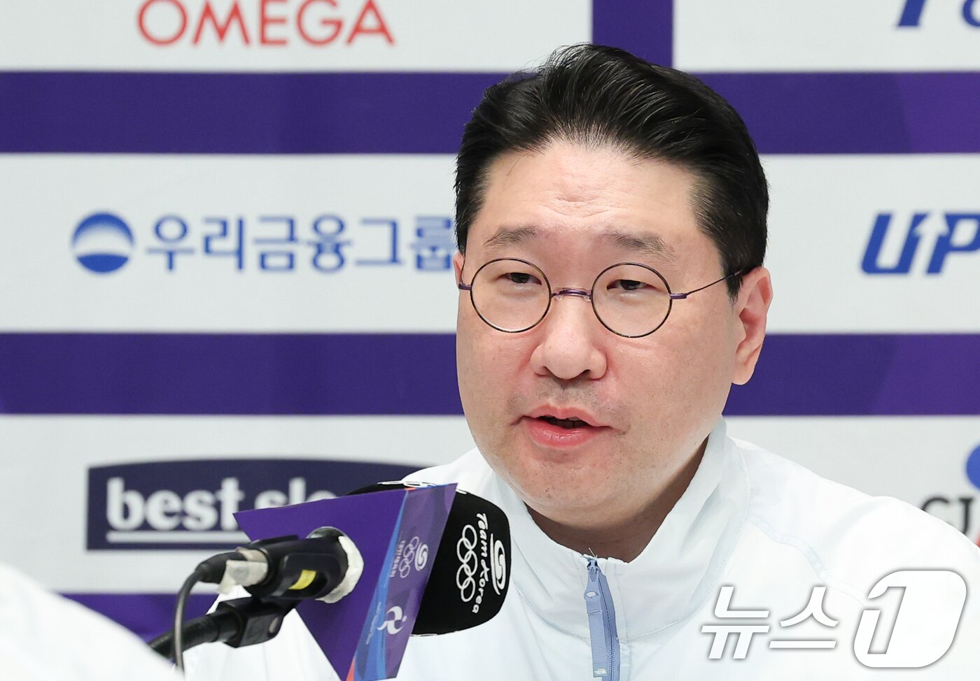 본문 이미지 - 이상현 선수단장이 20일 충북 진천선수촌에서 열린 2026 아이치·나고야하계아시아경기대회 D-30 미디어데이 대한민국선수단 기자회견에 참석해 인사말을 하고 있다. 2026.8.20 ⓒ 뉴스1 안은나 기자