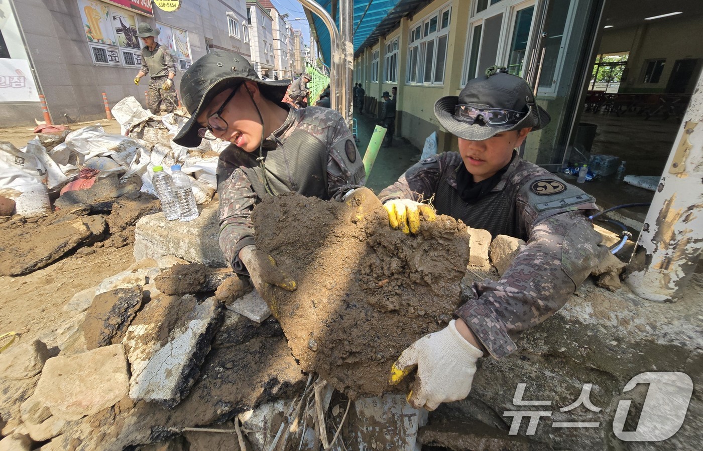 (서울=뉴스1) = 20일 오전 폭우 피해를 입은 경남 거제 지역 일대에서 육군 장병들이 수해복구를 지원하고 있다. (국방부 제공. 재판매 및 DB금지) 2026.8.20/뉴스1