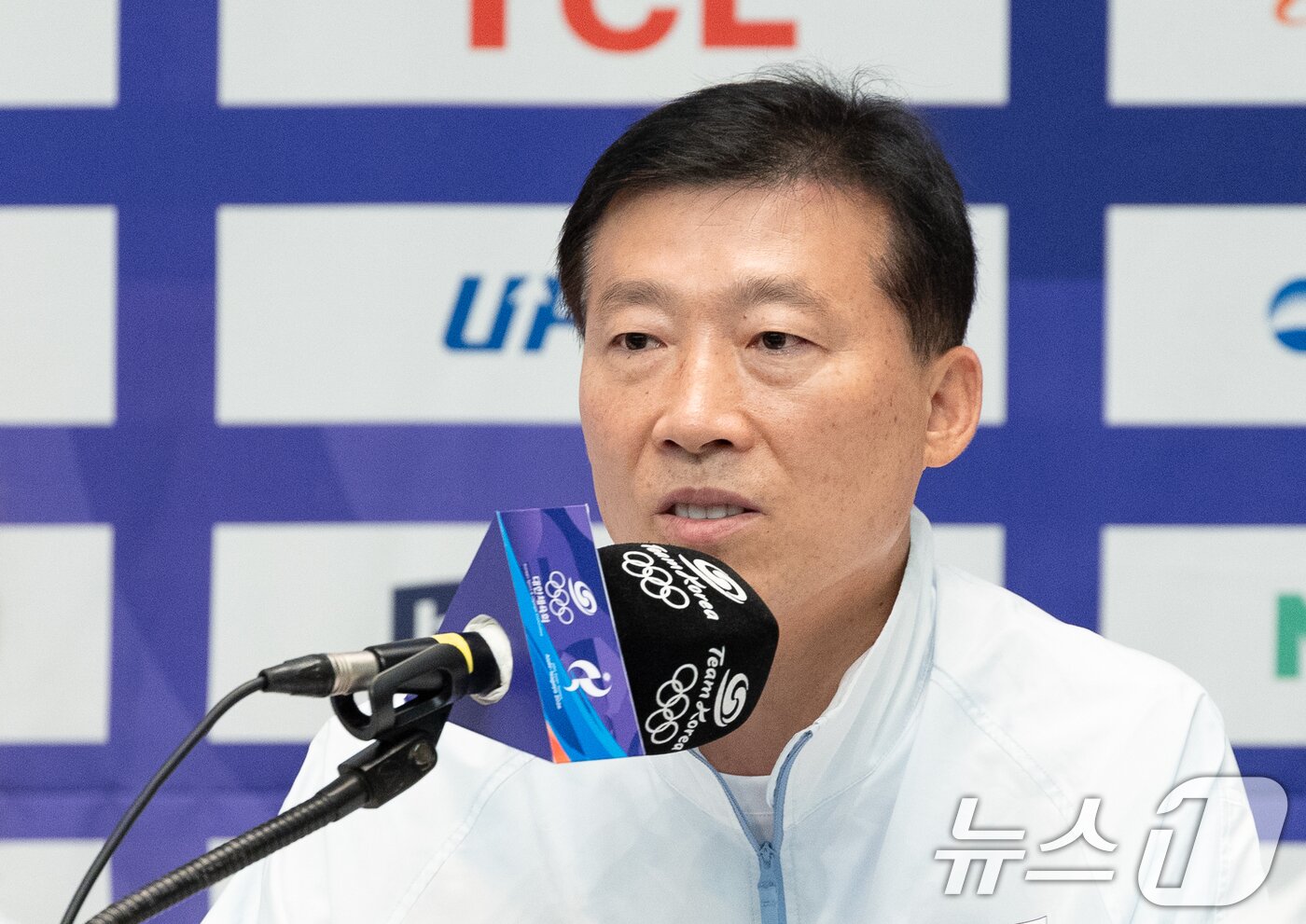 본문 이미지 - 김택수 선수촌장이 20일 충북 진천선수촌에서 열린 2026 아이치·나고야하계아시아경기대회 D-30 미디어데이 대한민국선수단 기자회견에 참석해 인사말을 하고 있다. 2026.8.20 ⓒ 뉴스1 안은나 기자