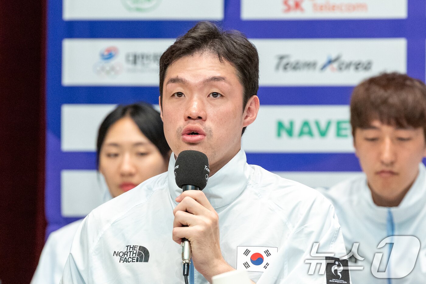 본문 이미지 - 농구 국가대표 이승현이 20일 충북 진천선수촌에서 열린 2026 아이치·나고야하계아시아경기대회 D-30 미디어데이 대한민국선수단 기자회견에 참석해 각오를 밝히고 있다. 2026.8.20 ⓒ 뉴스1 안은나 기자