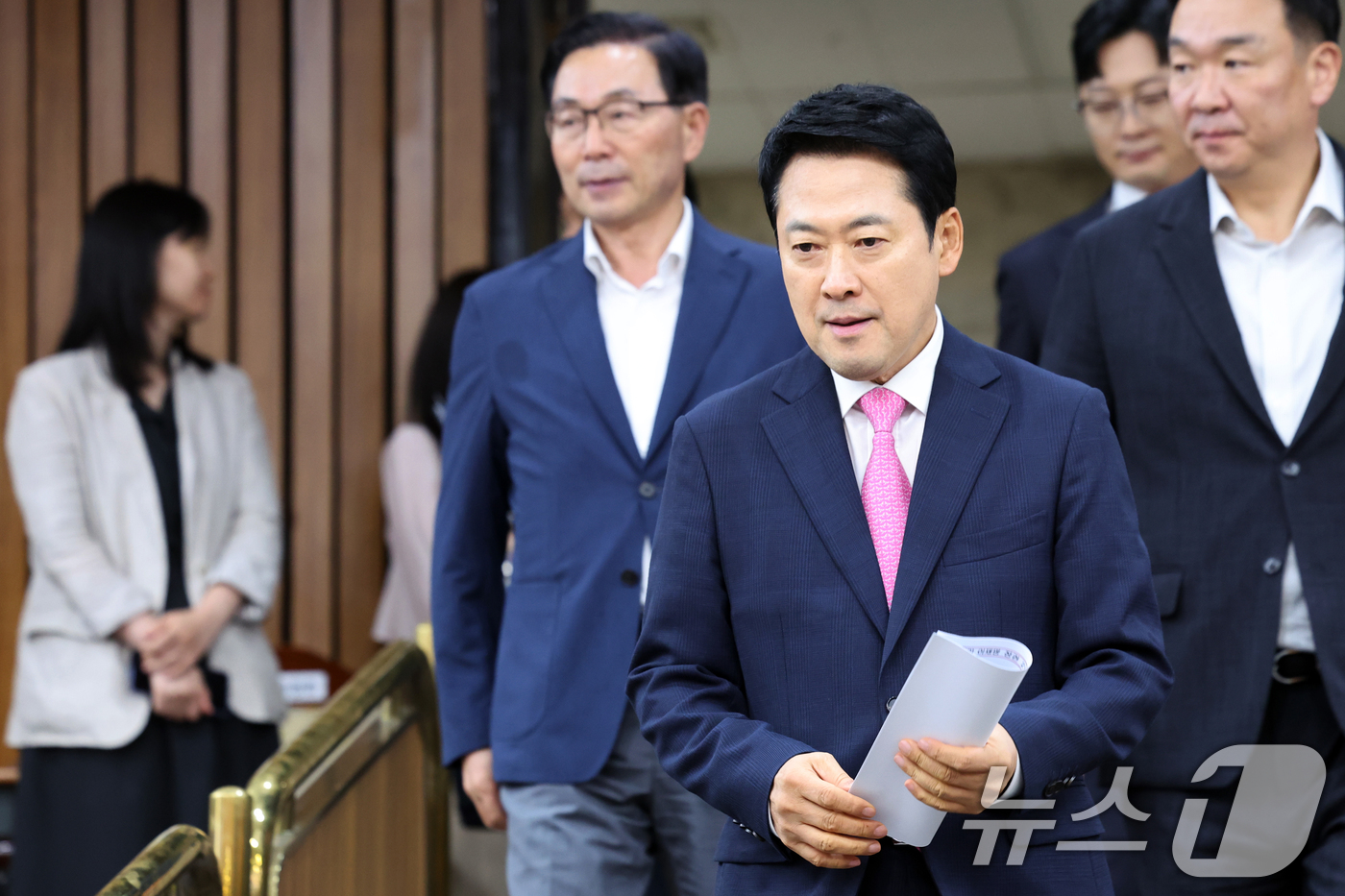 (서울=뉴스1) 황기선 기자 = 장동혁 국민의힘 대표가 20일 오후 서울 여의도 국회에서 열린 '이재명 정부 2년차 실정 평가 대토론회'에 참석하고 있다.  2026.8.20/뉴스 …