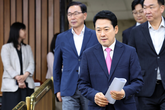 토론회 참석하는 장동혁 대표