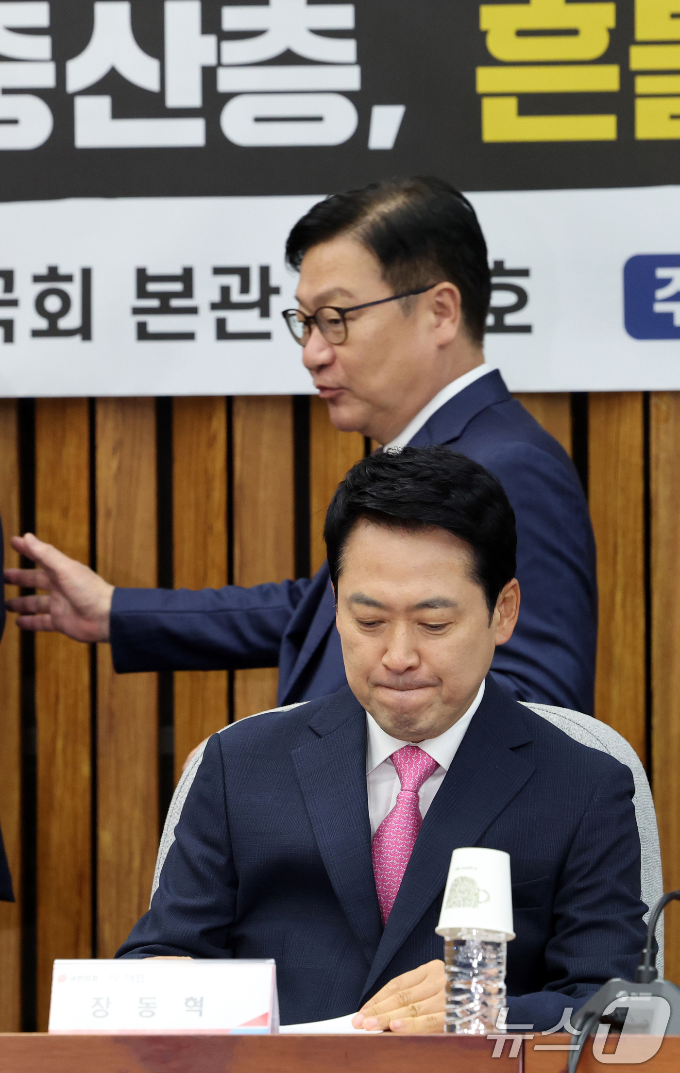 (서울=뉴스1) 황기선 기자 = 국민의힘 장동혁 대표와 정점식 원내대표가 20일 오후 서울 여의도 국회에서 열린 '이재명 정부 2년차 실정 평가 대토론회'에 참석하고 있다. 202 …