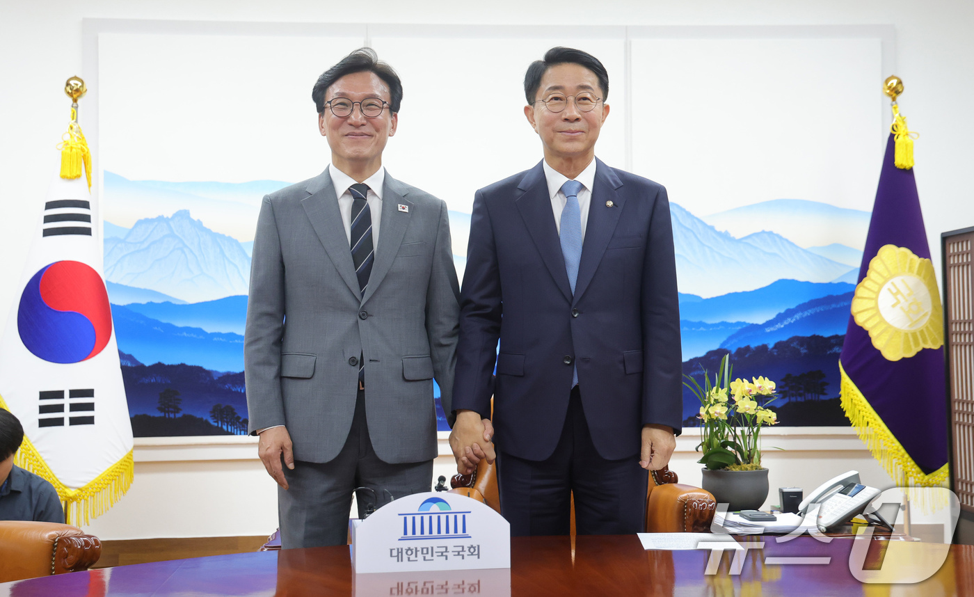 (서울=뉴스1) 유승관 기자 = 조정식 국회의장이 20일 서울 여의도 국회에서 김민석 더불어민주당 대표를 접견, 기념 촬영을 하고 있다. (공동취재) 2026.8.20/뉴스1