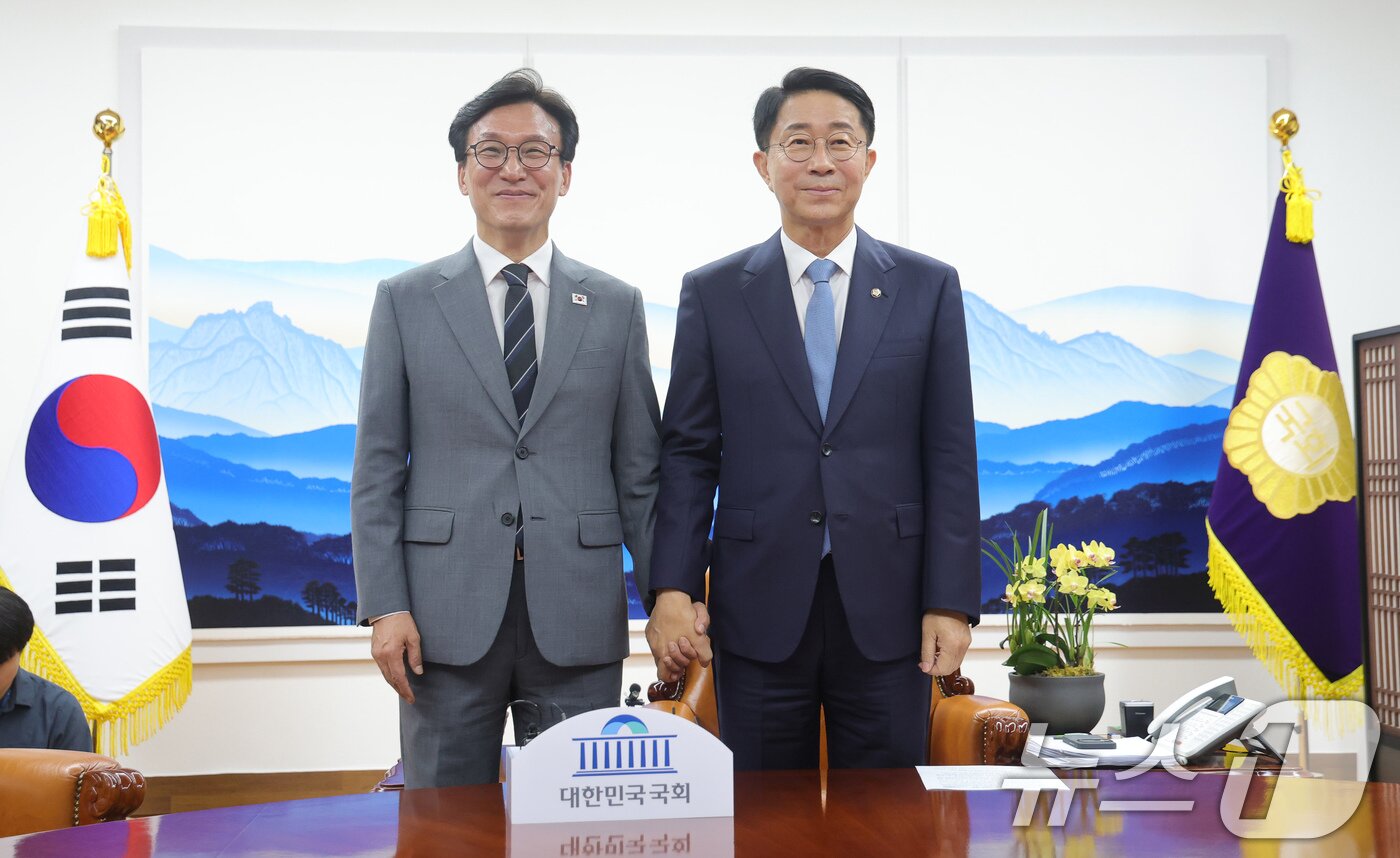 본문 이미지 - 조정식 국회의장이 20일 서울 여의도 국회에서 김민석 더불어민주당 대표를 접견, 기념 촬영을 하고 있다. (공동취재) 2026.8.20 ⓒ 뉴스1 유승관 기자