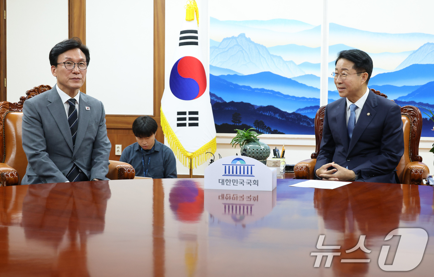 (서울=뉴스1) 유승관 기자 = 조정식 국회의장이 20일 서울 여의도 국회에서 김민석 더불어민주당 대표를 접견하고 있다. (공동취재) 2026.8.20/뉴스1