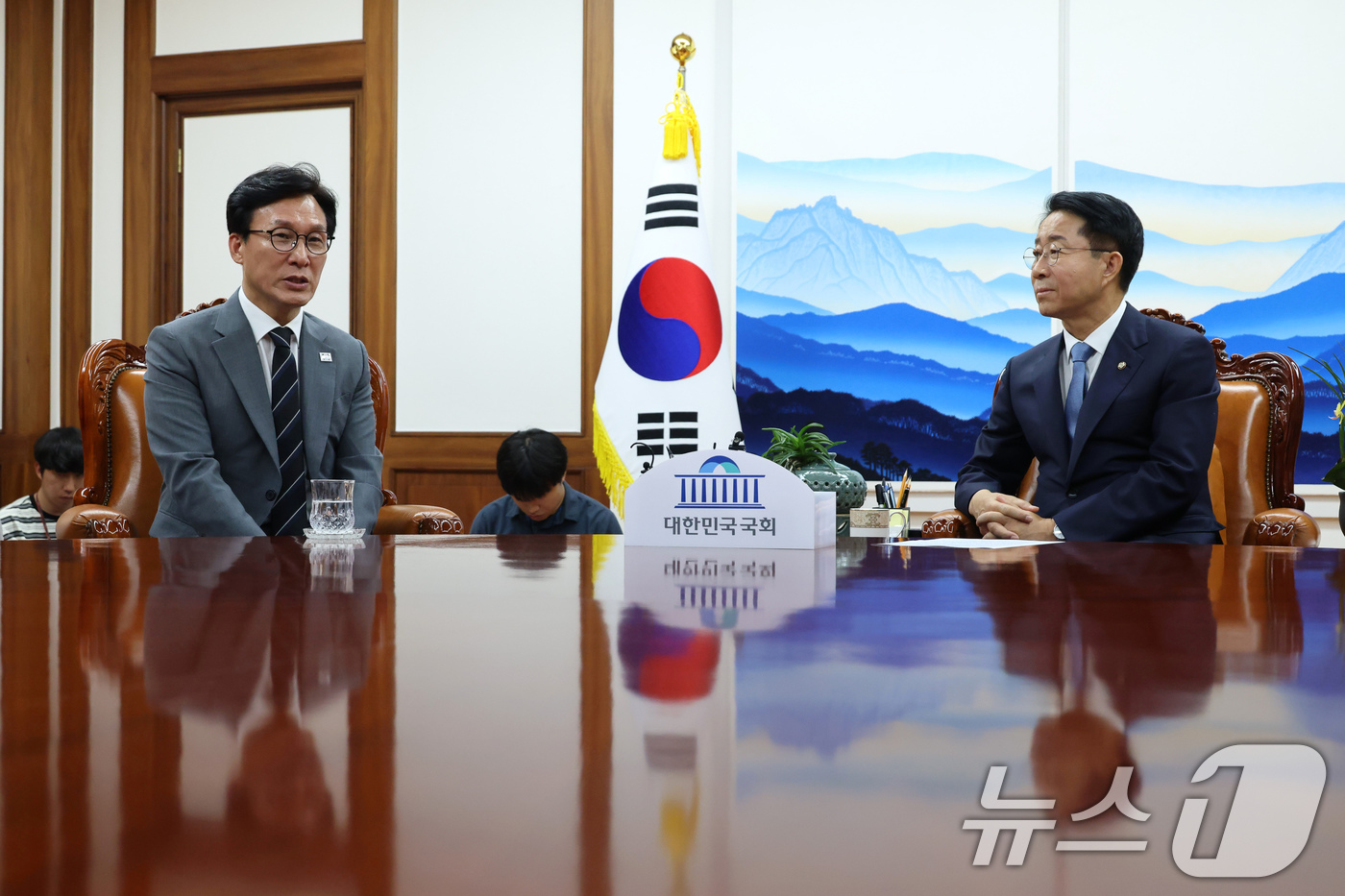 (서울=뉴스1) 유승관 기자 = 조정식 국회의장이 20일 서울 여의도 국회에서 김민석 더불어민주당 대표를 접견하고 있다. (공동취재) 2026.8.20/뉴스1