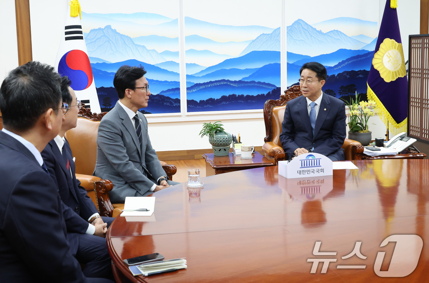 (서울=뉴스1) 유승관 기자 = 조정식 국회의장이 20일 서울 여의도 국회에서 김민석 더불어민주당 대표를 접견하고 있다. (공동취재) 2026.8.20/뉴스1