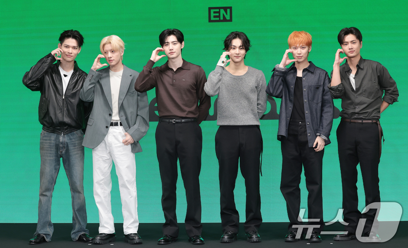 (서울=뉴스1) 권현진 기자 = 그룹 엔하이픈(ENHYPEN)의 니키(왼쪽부터)와 제이크, 성훈, 정원, 선우, 제이가 20일 오후 서울 용산구 몬드리안 서울 이태원에서 열린 미니 …