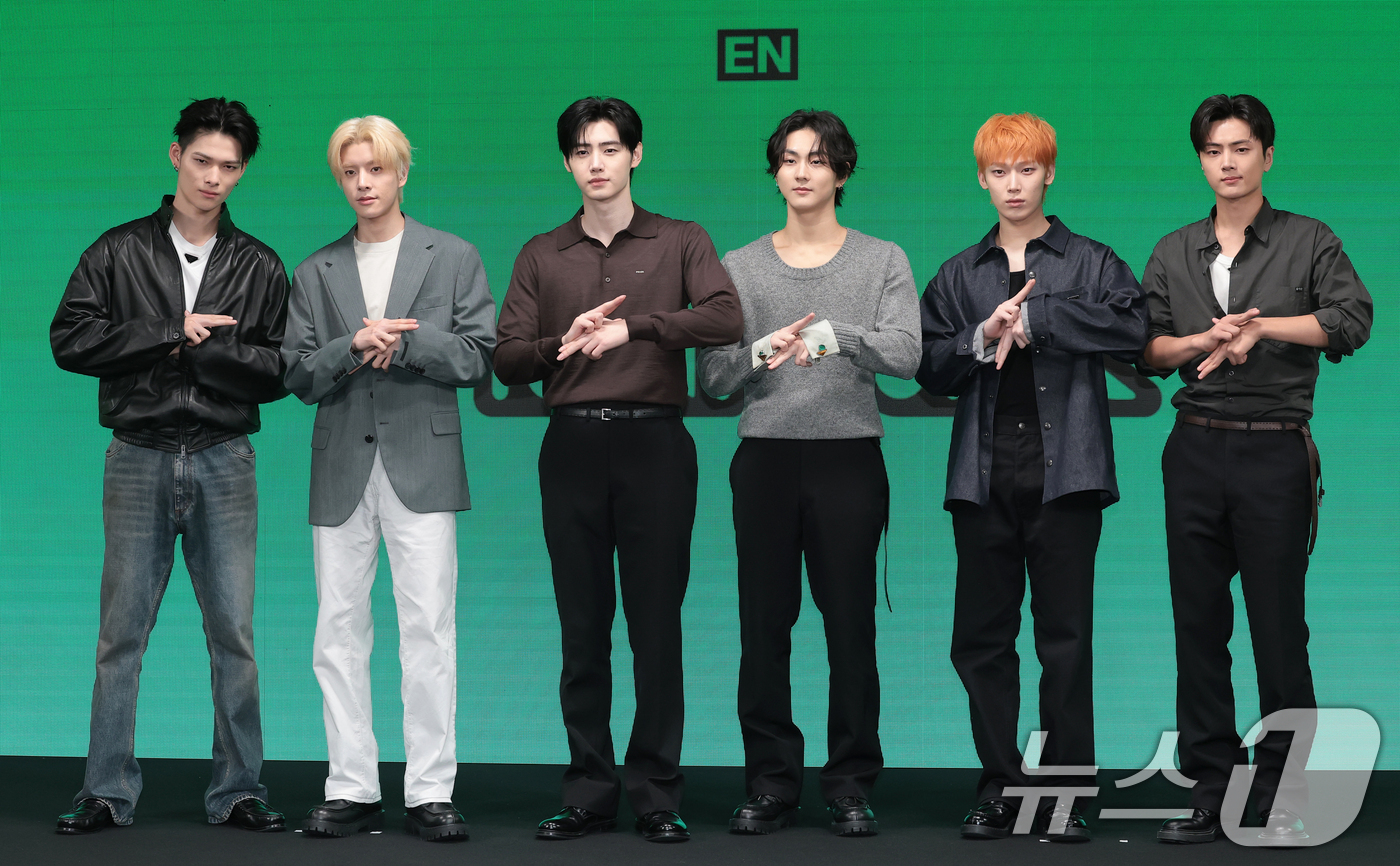 (서울=뉴스1) 권현진 기자 = 그룹 엔하이픈(ENHYPEN)의 니키(왼쪽부터)와 제이크, 성훈, 정원, 선우, 제이가 20일 오후 서울 용산구 몬드리안 서울 이태원에서 열린 미니 …
