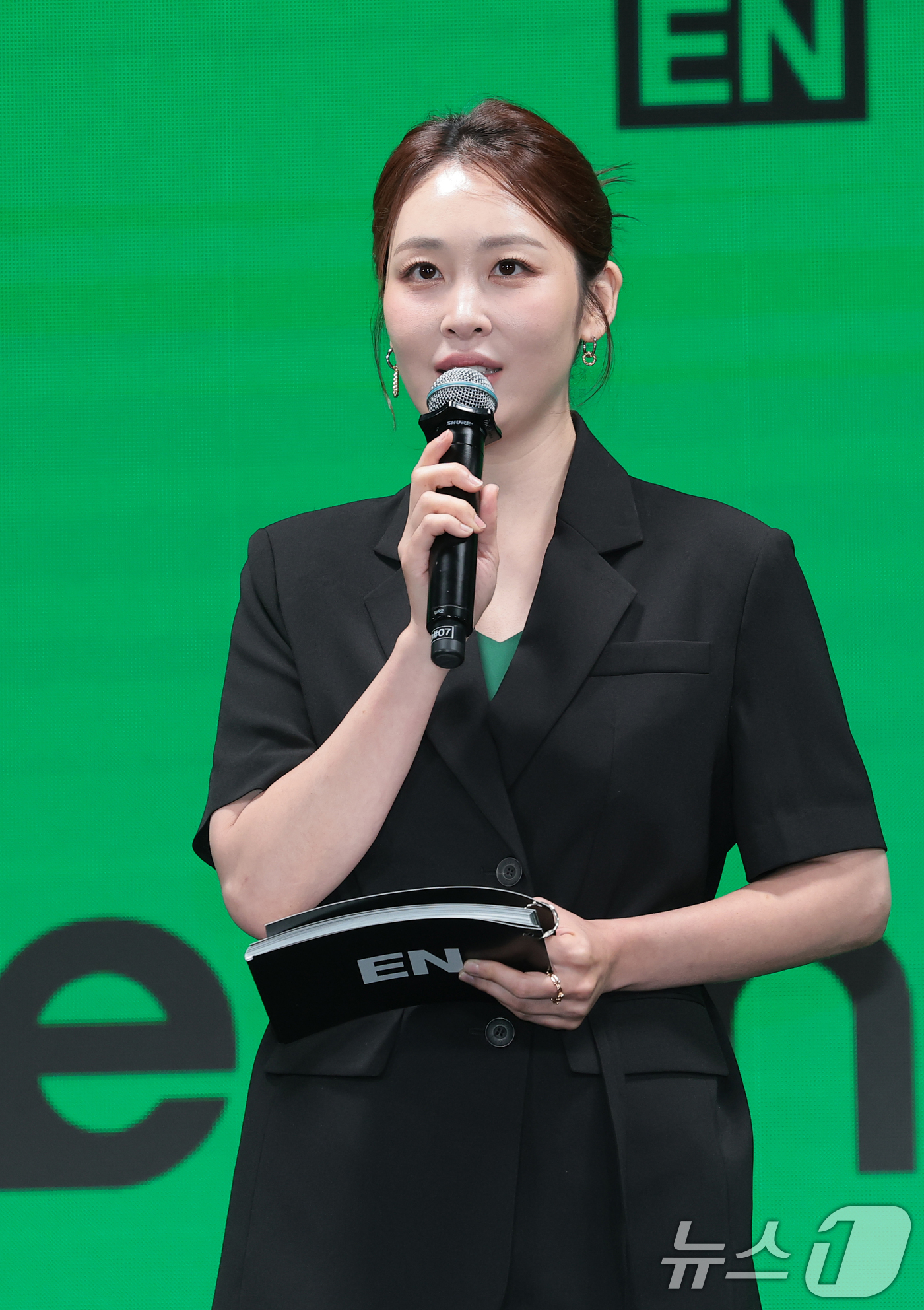 (서울=뉴스1) 권현진 기자 = 방송인 신아영이 20일 오후 서울 용산구 몬드리안 서울 이태원에서 열린 미니 8집 ‘더 신 : 블리스(THE SIN : BLISS)’ 발매 기자간담 …