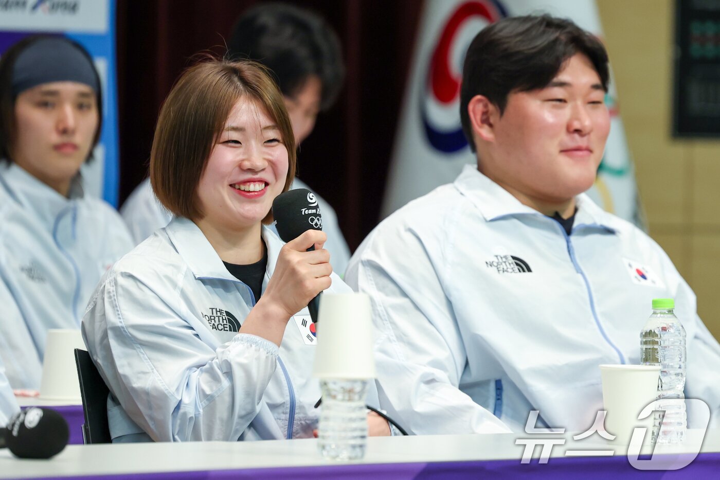 본문 이미지 - 유도 국가대표 허미미가 20일 충북 진천선수촌에서 열린 2026 아이치·나고야하계아시아경기대회 D-30 미디어데이 대한민국선수단 기자회견에 참석해 취재진 질문에 답하고 있다. 오른쪽은 김민종. 2026.8.20 ⓒ 뉴스1 안은나 기자