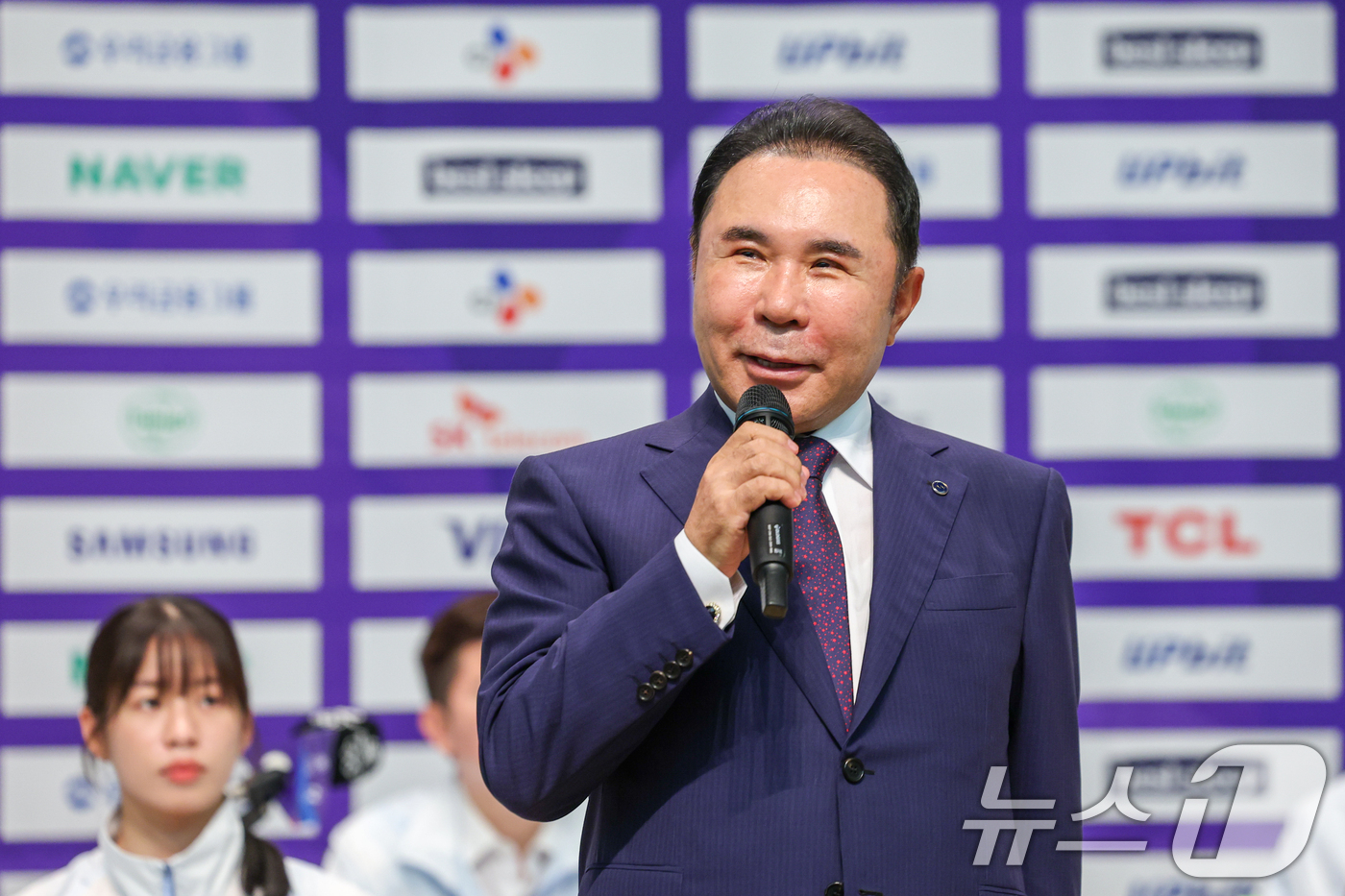 (진천=뉴스1) 안은나 기자 = 윤홍근 제너시스BBQ 회장이 20일 충북 진천선수촌에서 열린 2026 아이치·나고야하계아시아경기대회 D-30 미디어데이 대한민국선수단 기자회견에 참 …