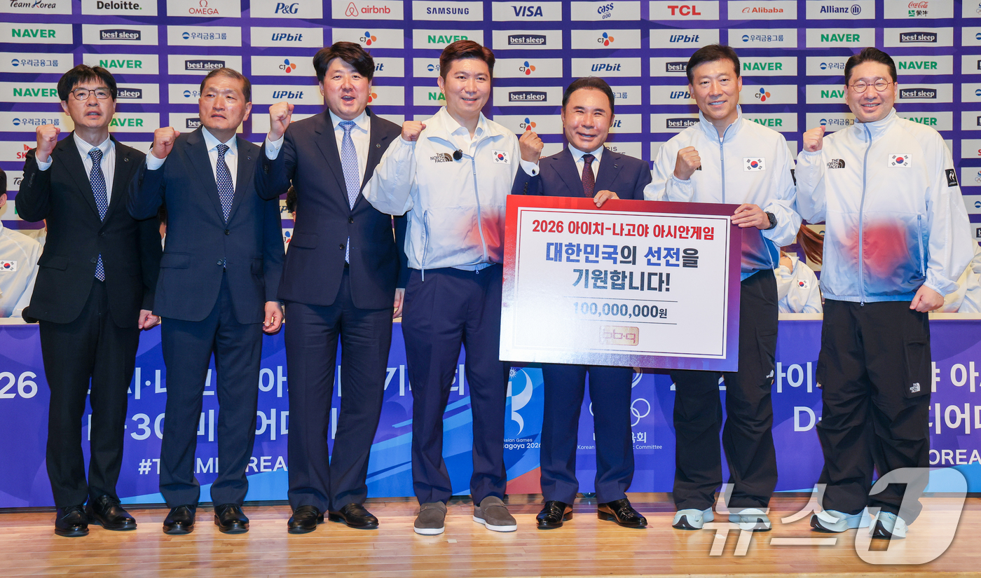 (진천=뉴스1) 안은나 기자 = 윤홍근 제너시스BBQ 회장이 20일 충북 진천선수촌에서 열린 2026 아이치·나고야하계아시아경기대회 D-30 미디어데이 대한민국선수단 기자회견에 참 …