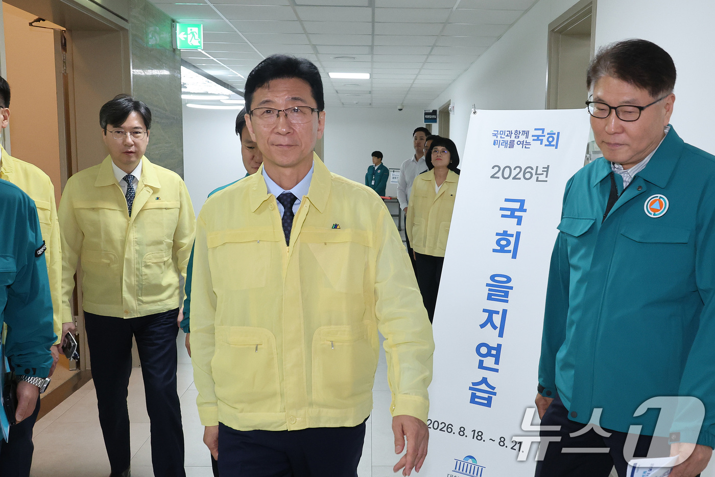 (서울=뉴스1) 신웅수 기자 = 고용진 국회 사무총장이 20일 서울 여의도 국회에서 열린 을지연습을 점검하고 있다. 2026.8.20/뉴스1