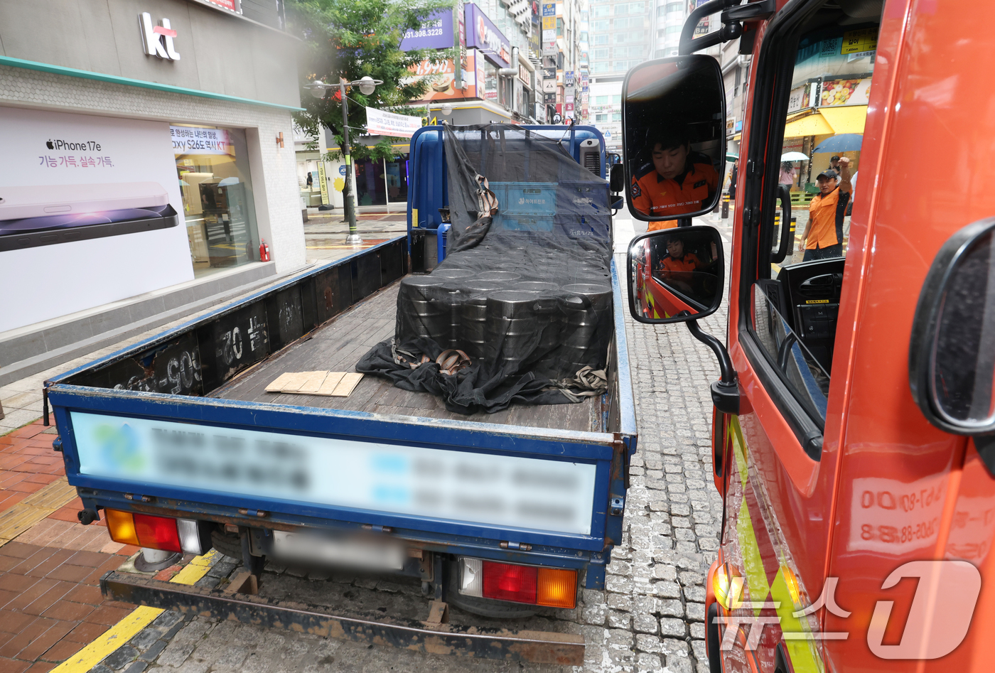 (군포=뉴스1) 김영운 기자 = 전국에서 공습 대비 민방위 훈련을 실시한 20일 경기 군포시 산본역 일대에서 군포소방서 소방관들이 긴급차량 길 터주기 훈련을 하고 있다. 2026. …