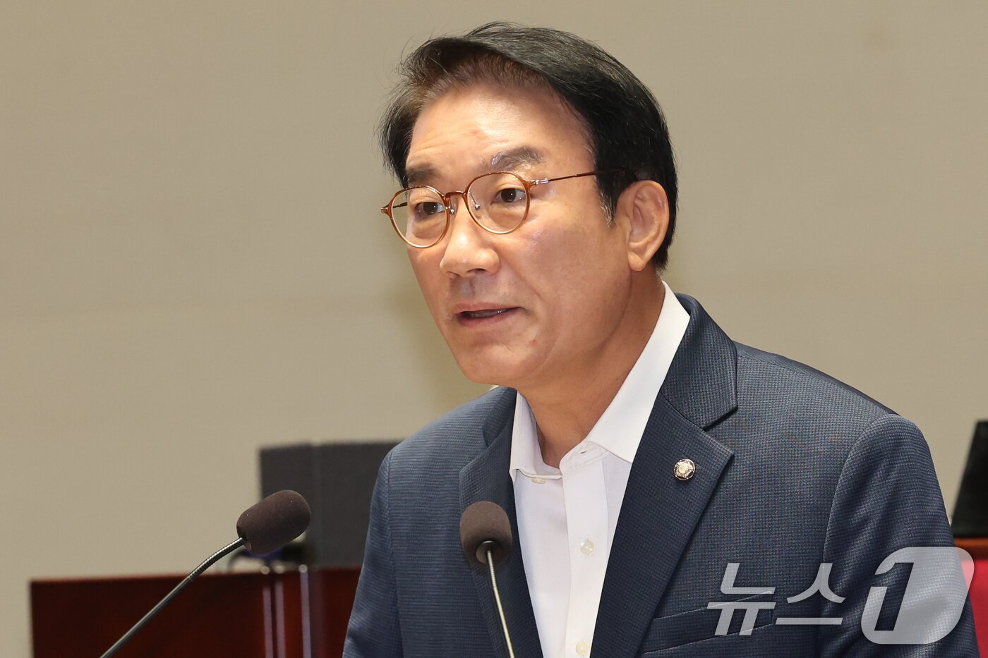 본문 이미지 - 서일준 국민의힘 의원이 20일 서울 여의도 국회에서 열린 의원총회에서 극한 호우로 피해가 집중된 거제 지역에 특별재난지역 선포를 촉구하고 있다. ⓒ 뉴스1 황기선 기자