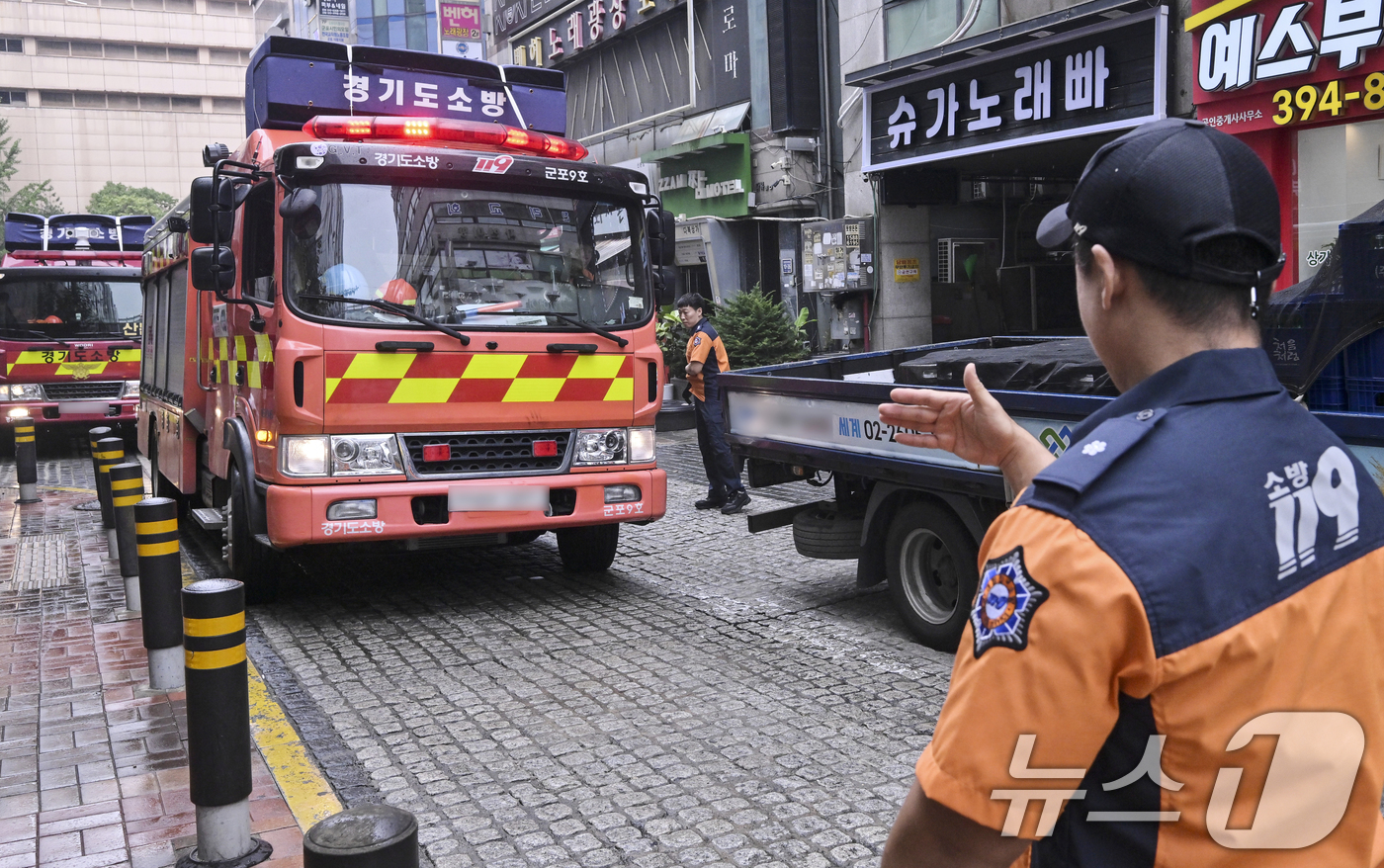 (군포=뉴스1) 김영운 기자 = 전국에서 공습 대비 민방위 훈련을 실시한 20일 경기 군포시 산본역 일대에서 군포소방서 소방관들이 긴급차량 길 터주기 훈련을 하고 있다. (공동취재 …