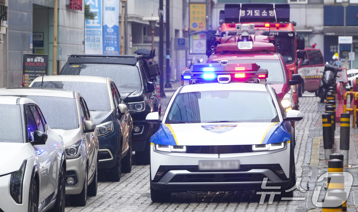 (군포=뉴스1) 김영운 기자 = 전국에서 공습 대비 민방위 훈련을 실시한 20일 경기 군포시 산본역 일대에서 군포소방서 소방관들이 긴급차량 길 터주기 훈련을 하고 있다. (공동취재 …