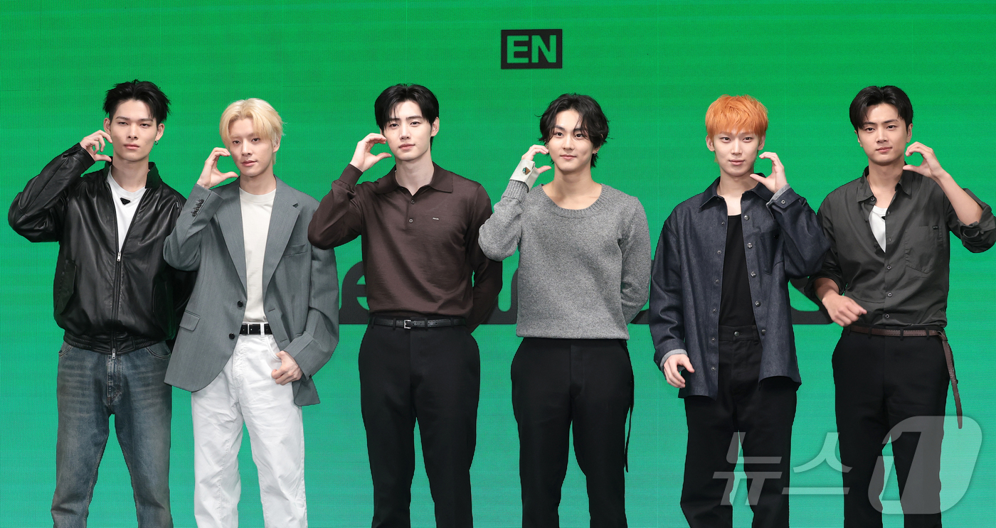 (서울=뉴스1) 권현진 기자 = 그룹 엔하이픈(ENHYPEN)의 니키(왼쪽부터)와 제이크, 성훈, 정원, 선우, 제이크가 20일 오후 서울 용산구 몬드리안 서울 이태원에서 열린 미 …