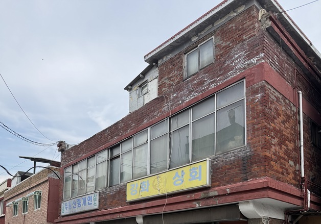 인천 화수동 건물 옥상 난간 무너져…주차 차량 2대 파손