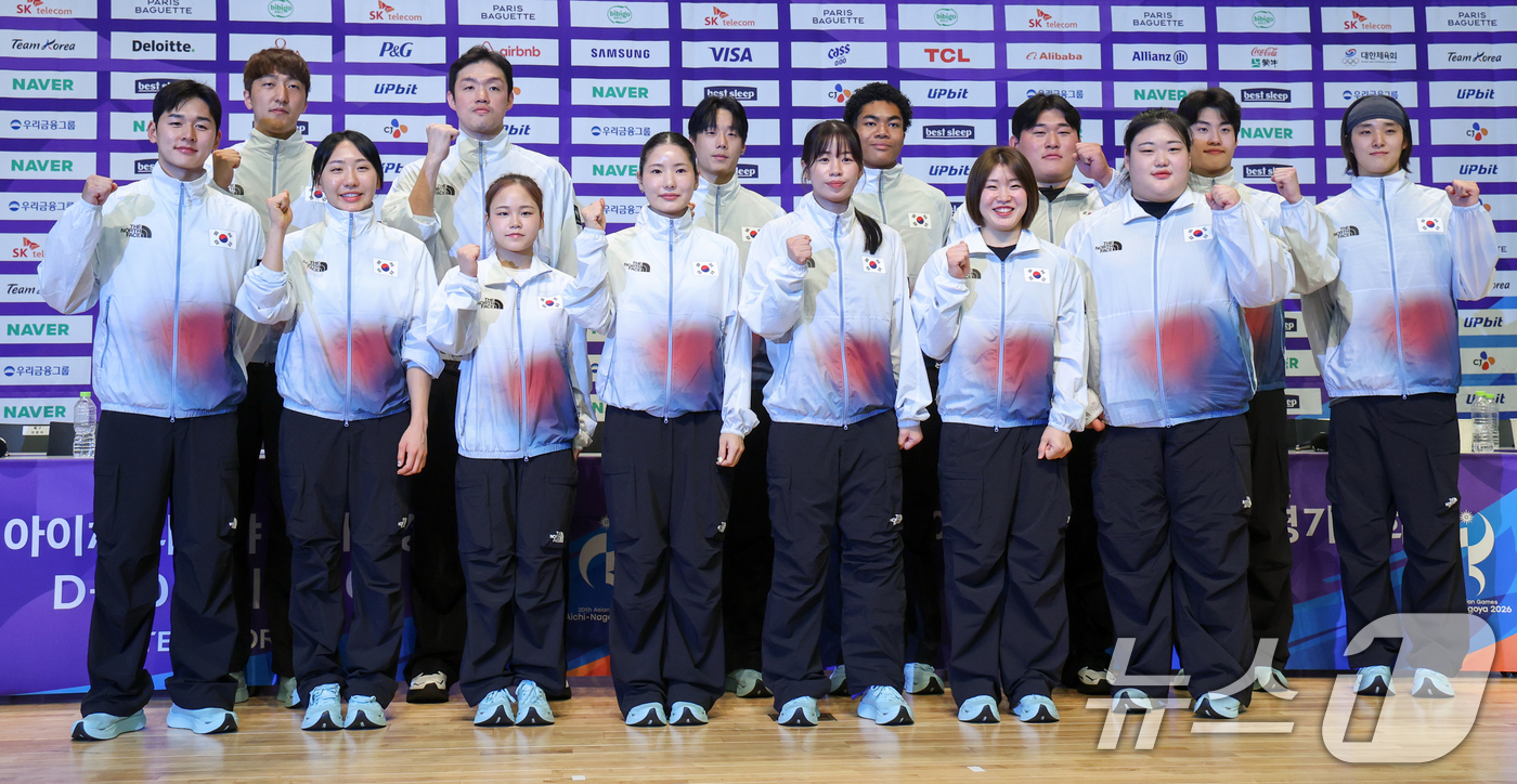 (진천=뉴스1) 안은나 기자 = 국가대표 선수들이 20일 충북 진천선수촌에서 2026 아이치·나고야하계아시아경기대회 D-30 미디어데이 대한민국선수단 기자회견을 마친 뒤 기념 촬영 …