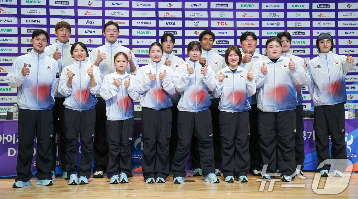 (진천=뉴스1) 안은나 기자 = 국가대표 선수들이 20일 충북 진천선수촌에서 2026 아이치·나고야하계아시아경기대회 D-30 미디어데이 대한민국선수단 기자회견을 마친 뒤 기념 촬영 …